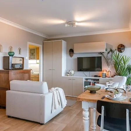 Bright Studio Near The Beach Apartment