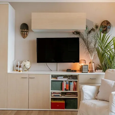 Apartment Bright Studio Near The Beach
